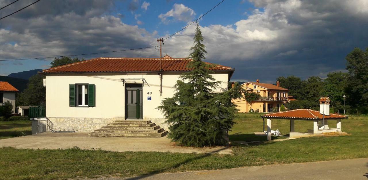 Villa Zwei Zedern Pićan Buitenkant foto